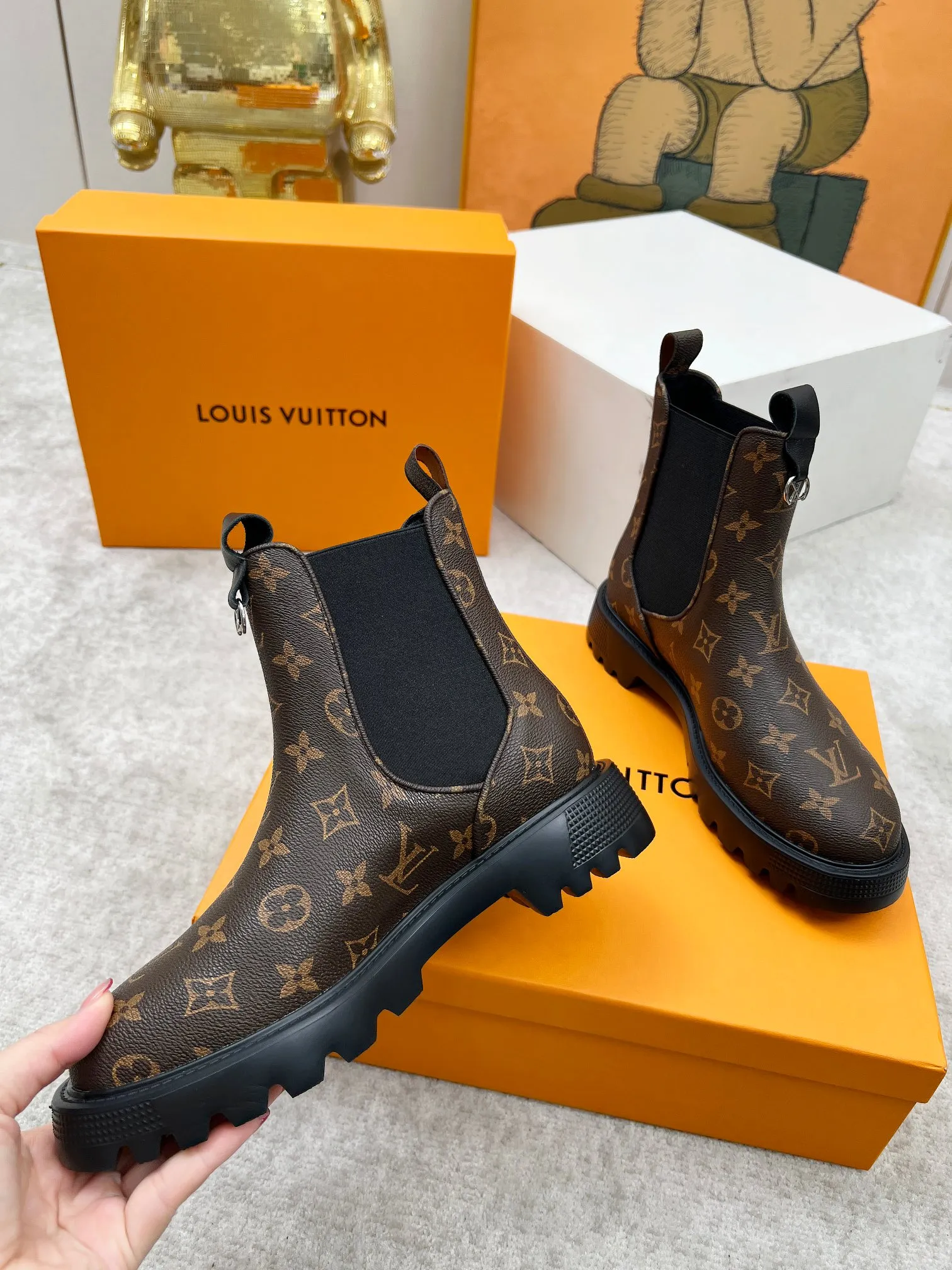 👟👟Ex-factory price 540👟👟 LOUS VUITON 🔥🔥🔥️ The latest short boots model from Louis Vuit 2025 official website, official website 💯 original version 1:1. LV Beaubourg uses calfskin to present a Chelsea-style upper, with a lightweight thick sole. Monogram canvas trim and contrast stitching outline the elastic side panels and seams respectively, cleverly interpreting the balance of strength and softness. It is a fashionable short boot that is comfortable and generous, versatile and very good-looking. Upper: Full-grain calfskin. Lining feet: sheepskin. Color: black/coffee, 35 to 40 yards, (414243 yards can be customized without return or exchange) Bosses are welcome to place orders!